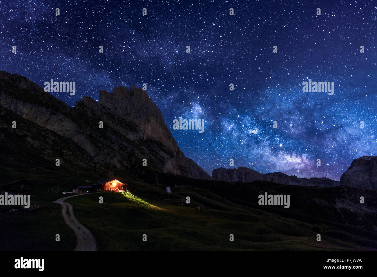 Le ciel nocturne parsemé de milliers d'étoiles plus de Seceda Dolomites, Italie Banque D'Images