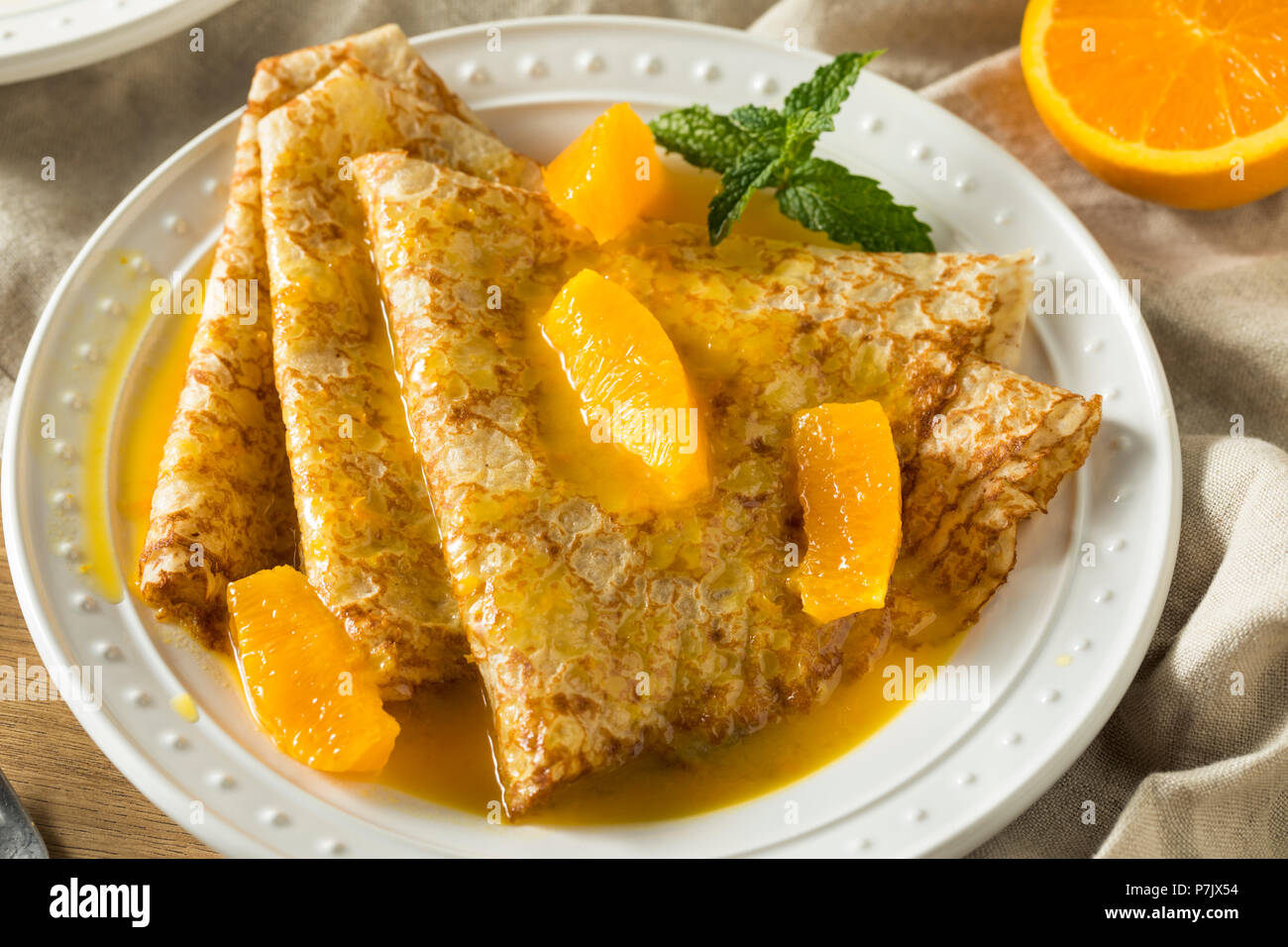 Sweet Orange faits maison pour le petit-déjeuner crêpes Suzette Banque D'Images