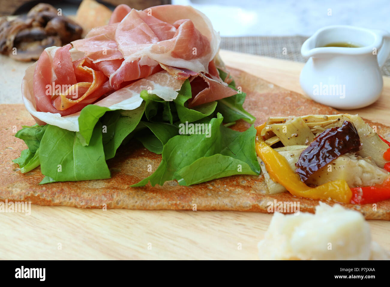 De savoureux repas charcuterie jambon avec des légumes frais et fromage de style européen crêpe apéritif Banque D'Images