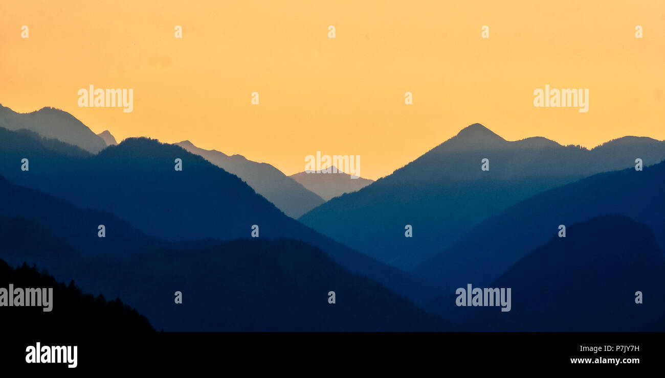 Silhouette de la montagne, vue montagne panorama de Garmisch, couleurs chaudes, Bavière, Allemagne Banque D'Images