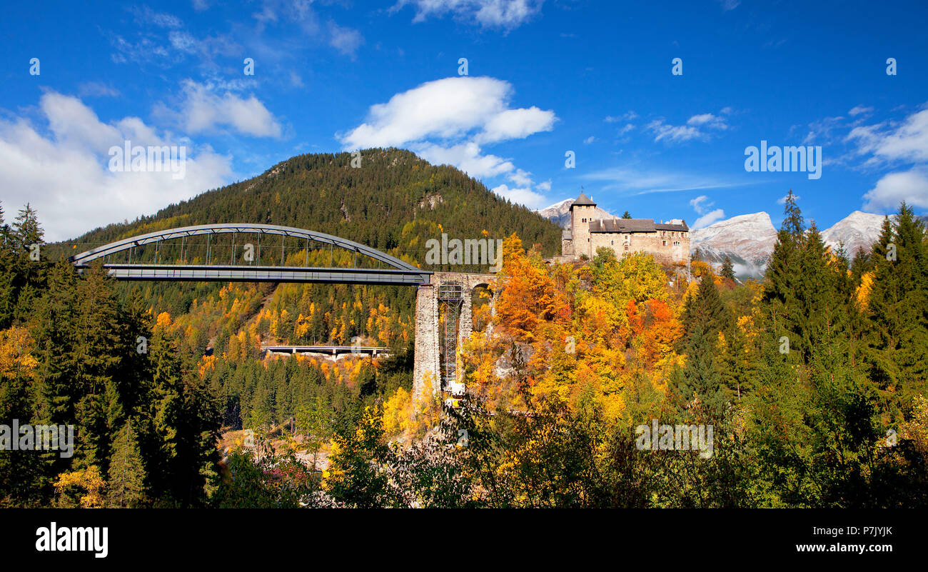 Autriche, Tyrol, Landeck, Wiesberg Château avec pont Trisanna Banque D'Images