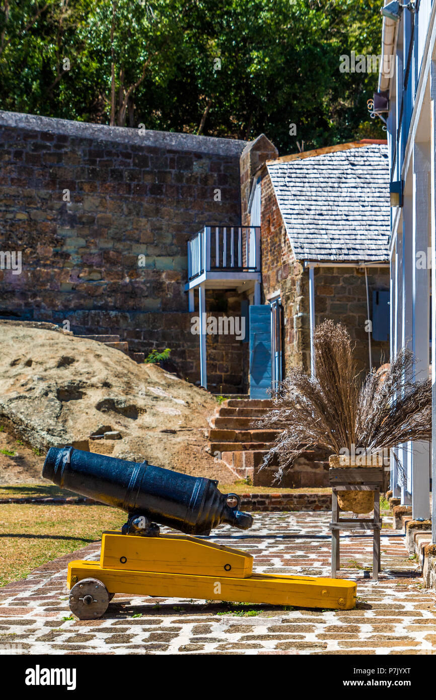 Petit Canon sur pied en pierre dans la région de Nelson's Dockyard sur Antigua Banque D'Images