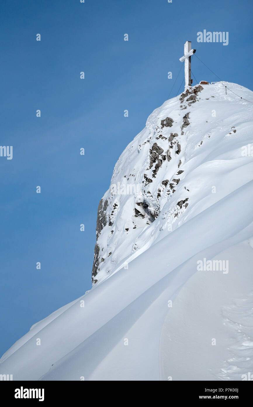 Sommet cross du western Karwendelspitze en hiver à partir de ci-dessous. Banque D'Images
