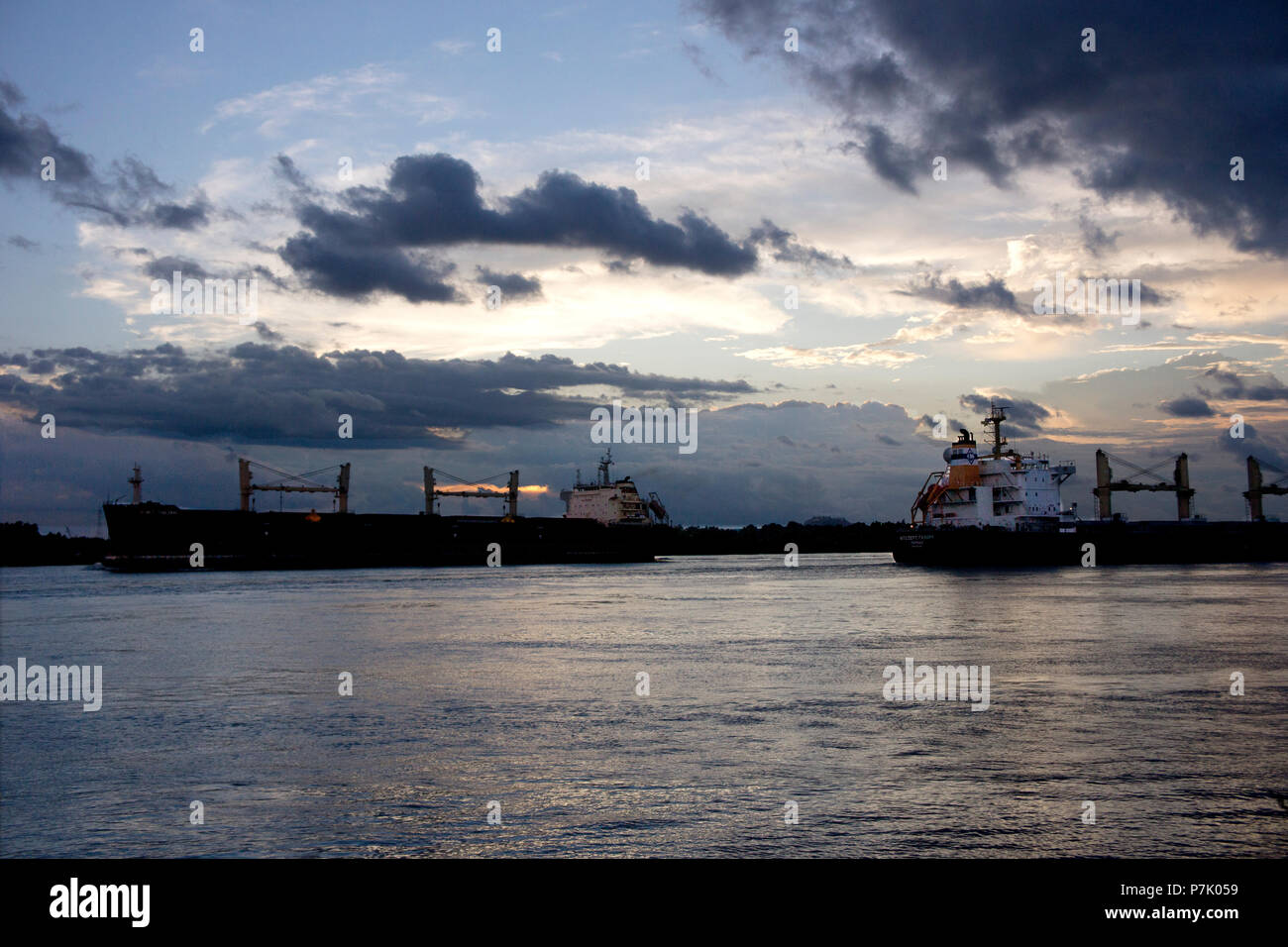 Deux navires-citernes d'huile passant sur le fleuve Mississippi à la Nouvelle Orléans. Banque D'Images