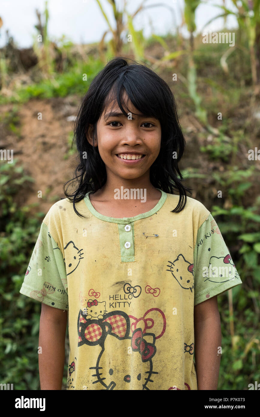 Fille indonésienne, souriant, à la recherche de l'appareil photo, portrait Banque D'Images