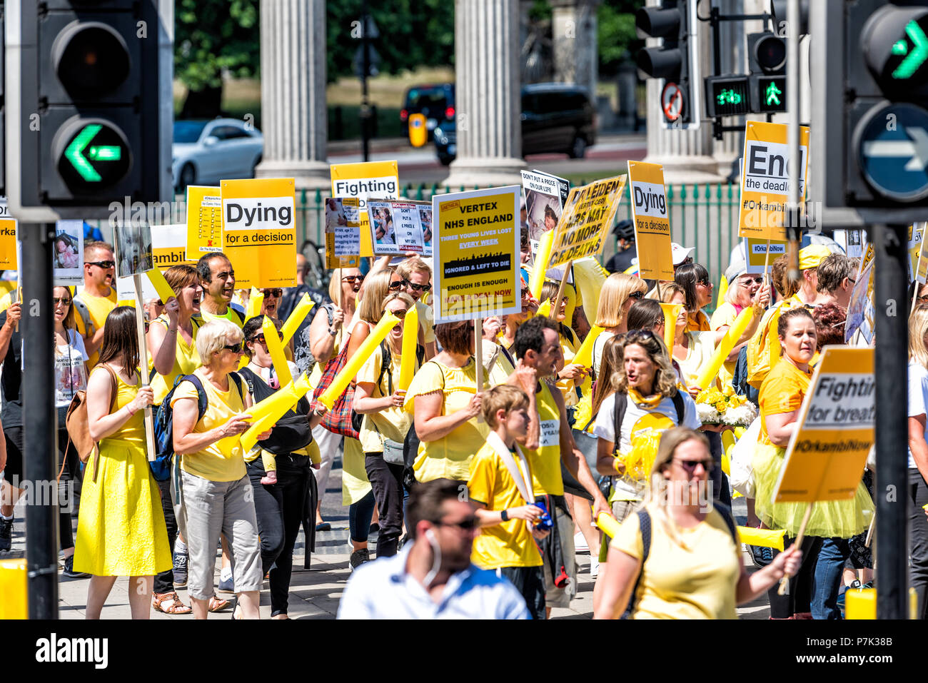 Londres, Royaume-Uni - 22 juin 2018 : des signes de protestation à la fibrose kystique dans UK Angleterre pour faire Orkambi medicine drug free, jaune co Banque D'Images