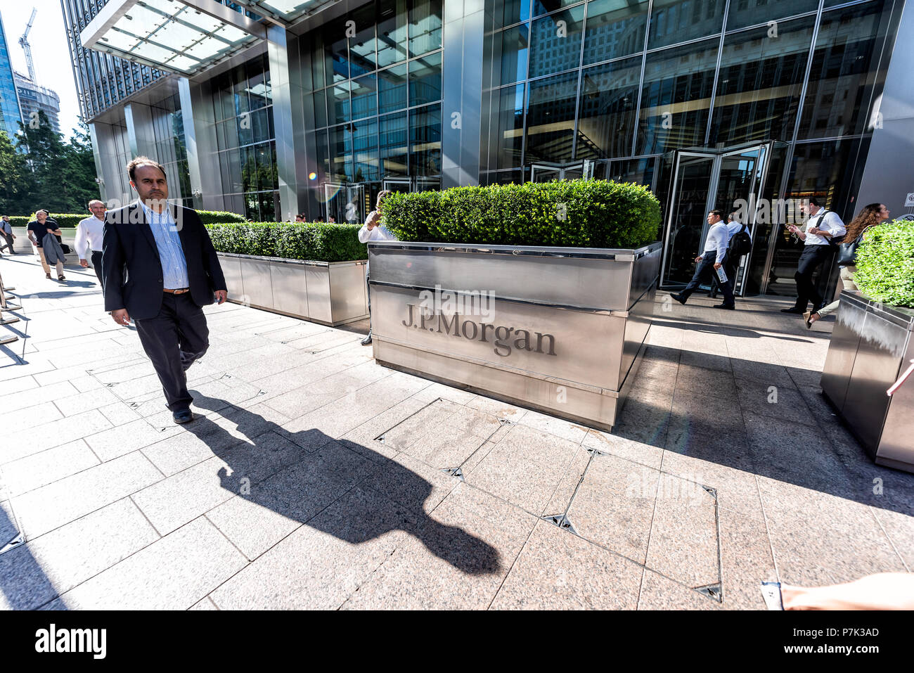 Londres, Royaume-Uni - 26 juin 2018 : Entrée à l'extérieur de JP Morgan Cabinet financial bank building à Canary Wharf Docklands, l'architecture de pointe du matin au cours de Banque D'Images