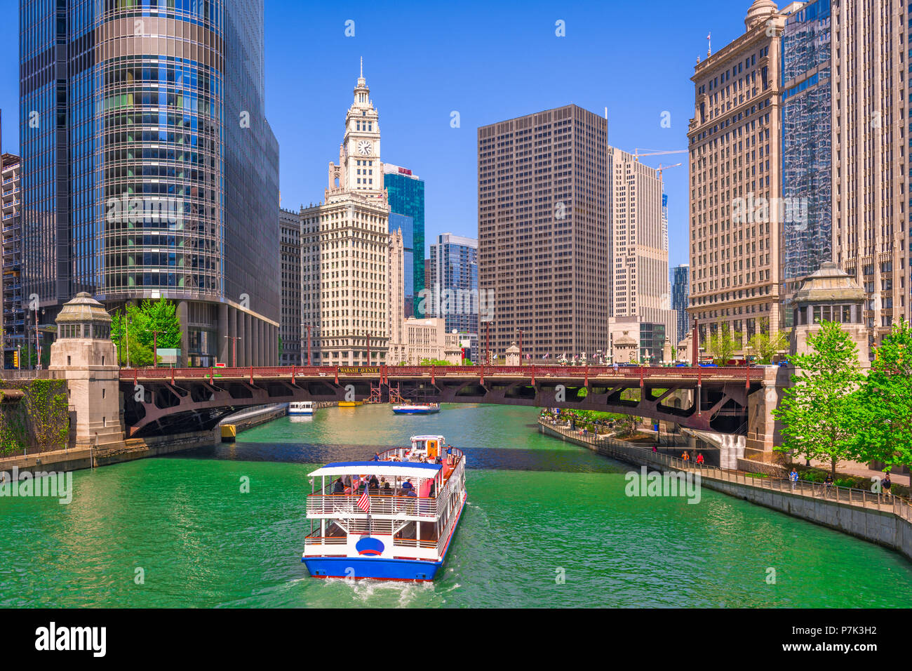 Chicago, Illinois, USA croisière touristique et sur les toits de la rivière. Banque D'Images