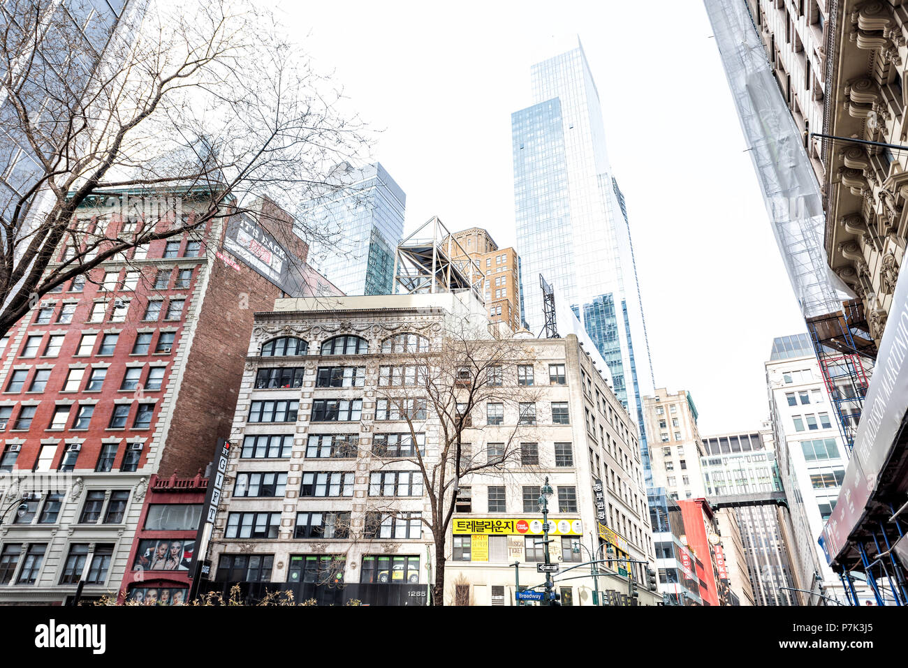 La ville de New York, USA - 7 Avril 2018 : New York Manhattan Midtown bâtiments de Herald Square, texte coréen Koreatown signe, Broadway, West 32nd Street Banque D'Images