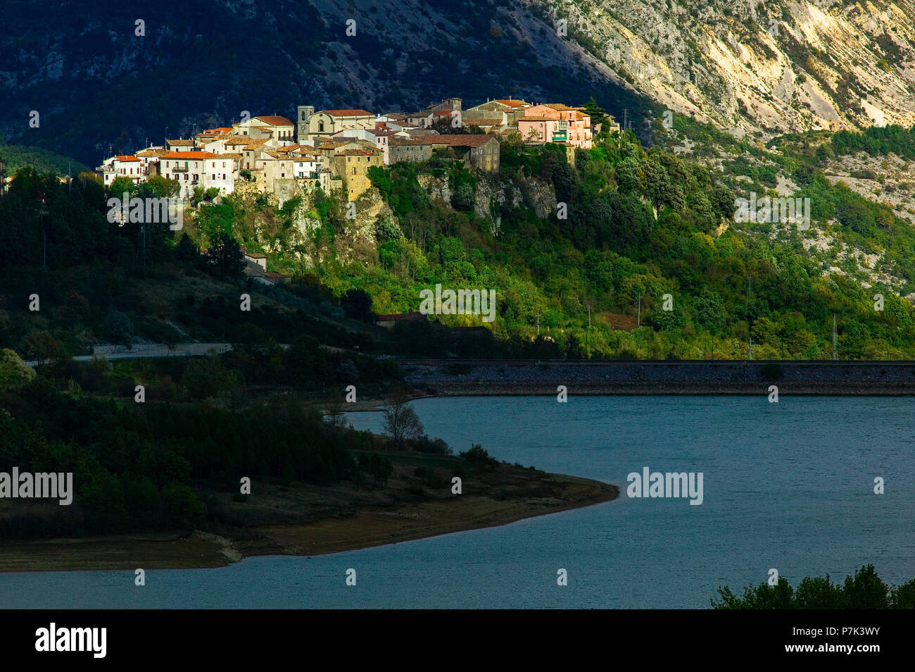 L'ancien village médiéval de Castel San Vincenzo illuminé par un rayon de soleil.Castel San Vincenzo, province d'Isernia, Molise, Italie Banque D'Images