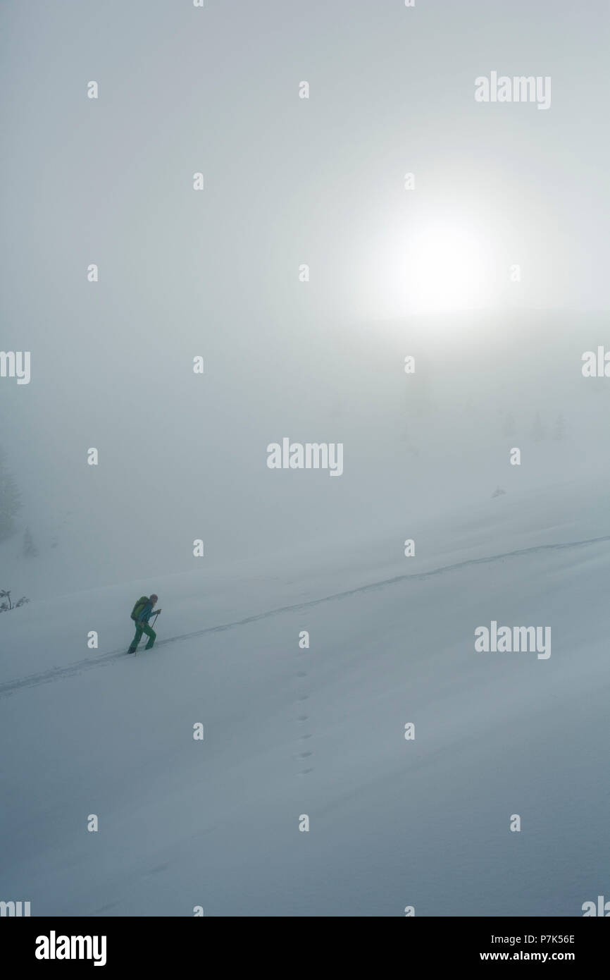 Tour de ski sur Simetsberg dans un épais brouillard, des montagnes sur le lac Walchen, Alpes bavaroises, Upper Bavaria, Bavaria, Germany Banque D'Images