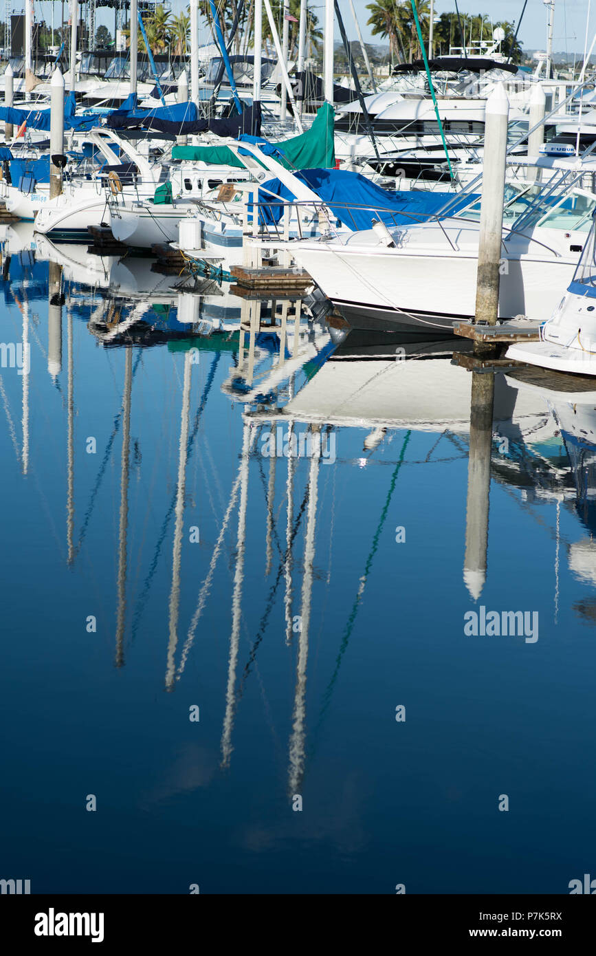 Réflexions de voiliers du port de plaisance de l'océan au lever du soleil Banque D'Images