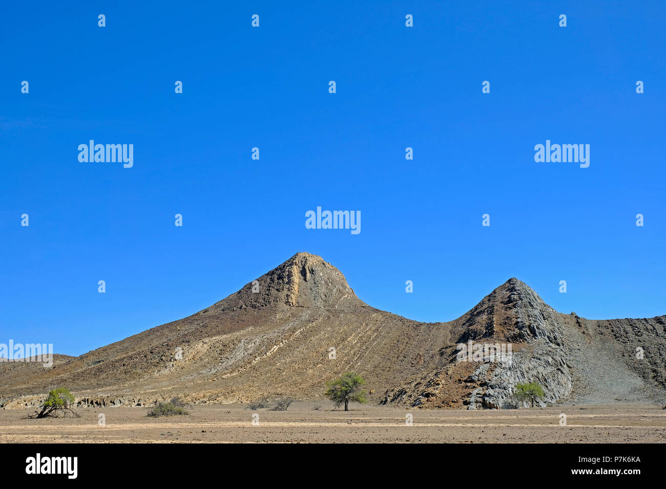 Miné, dépliée rock crêtes de Brandberg ouest sur une rivière à sec en Namibie, le Damaraland Banque D'Images