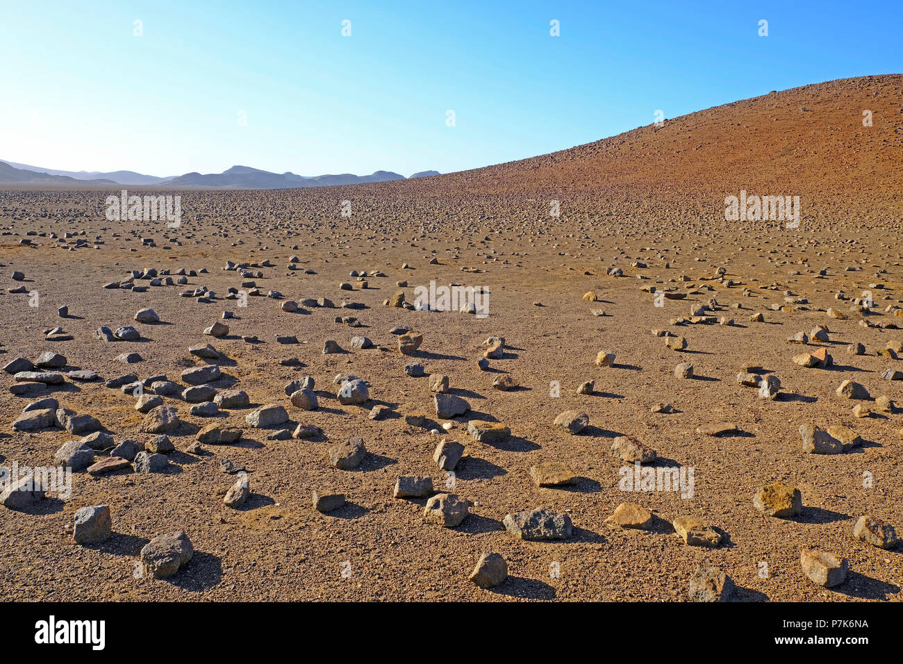 Répartis de la colline de basalte roche glisser sur la pente d'une colline faite de split rock dans paysage de désert en Namibie, le Damaraland Banque D'Images