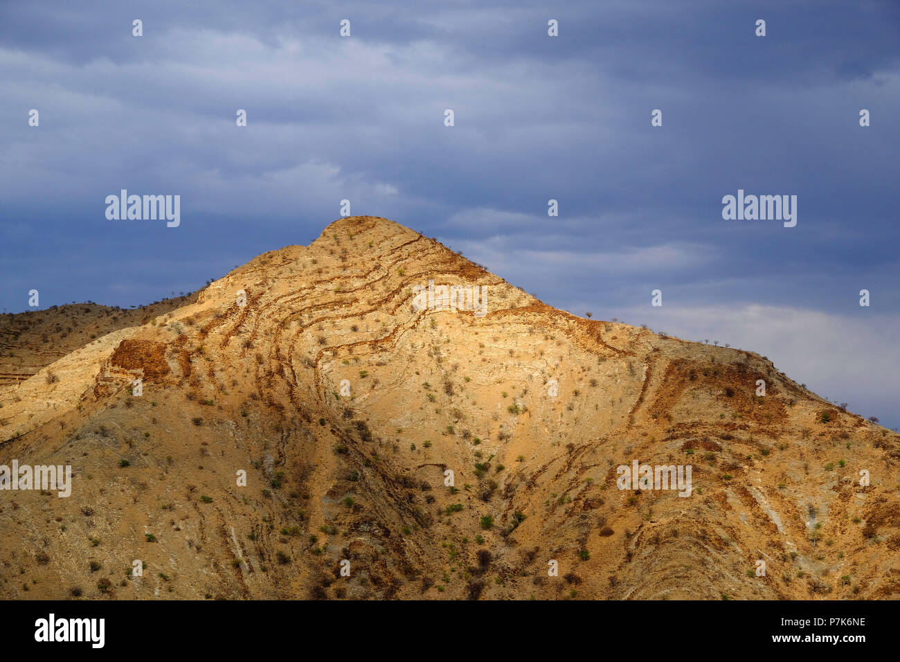 Rocky Mountain avec plié, stratification érodé avec peu de végétation en Namibie, le Damaraland Banque D'Images