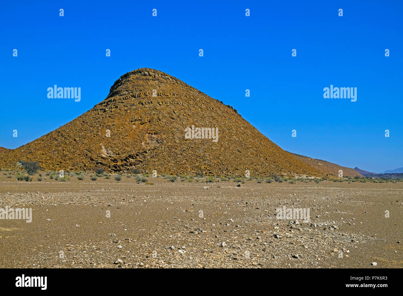 La colline de glisser très érodé dans rock gibber plaines au Brandberg-West-zone en Namibie Banque D'Images