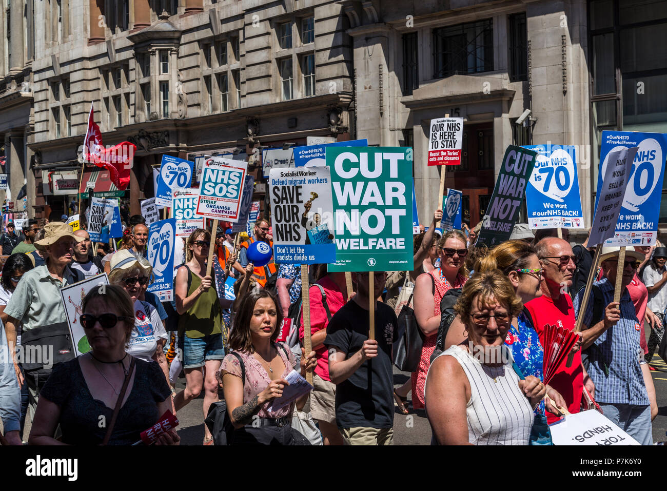 NHS 70e anniversaire mars organisée par l'Assemblée du Peuple, couper la guerre non pas du bien-être social placard, London, UK, 30/06/2018 Banque D'Images