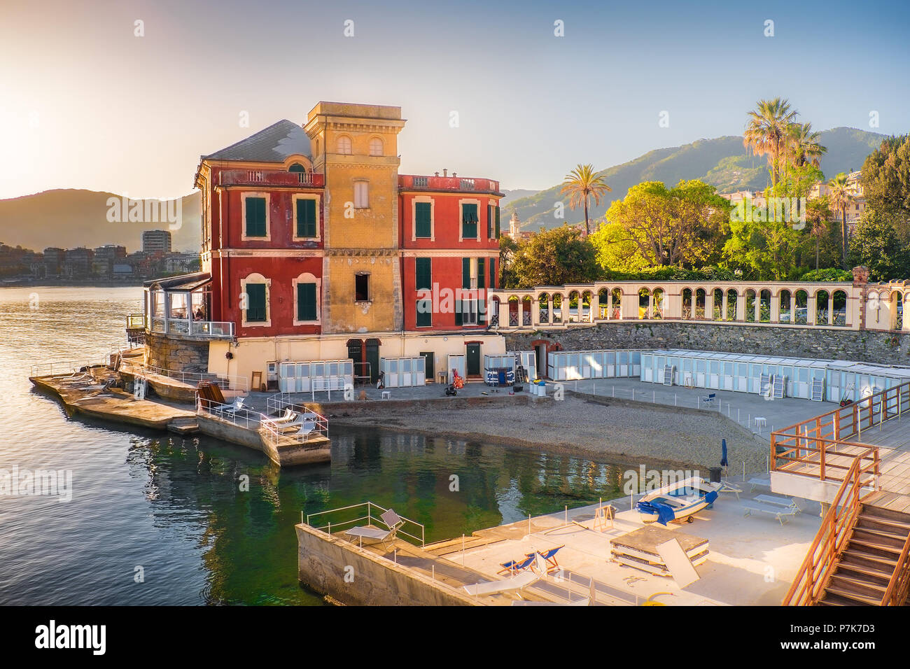 Villa de luxe sur la mer au coucher du soleil sur la Riviera Italienne - Rapallo - Italie Banque D'Images