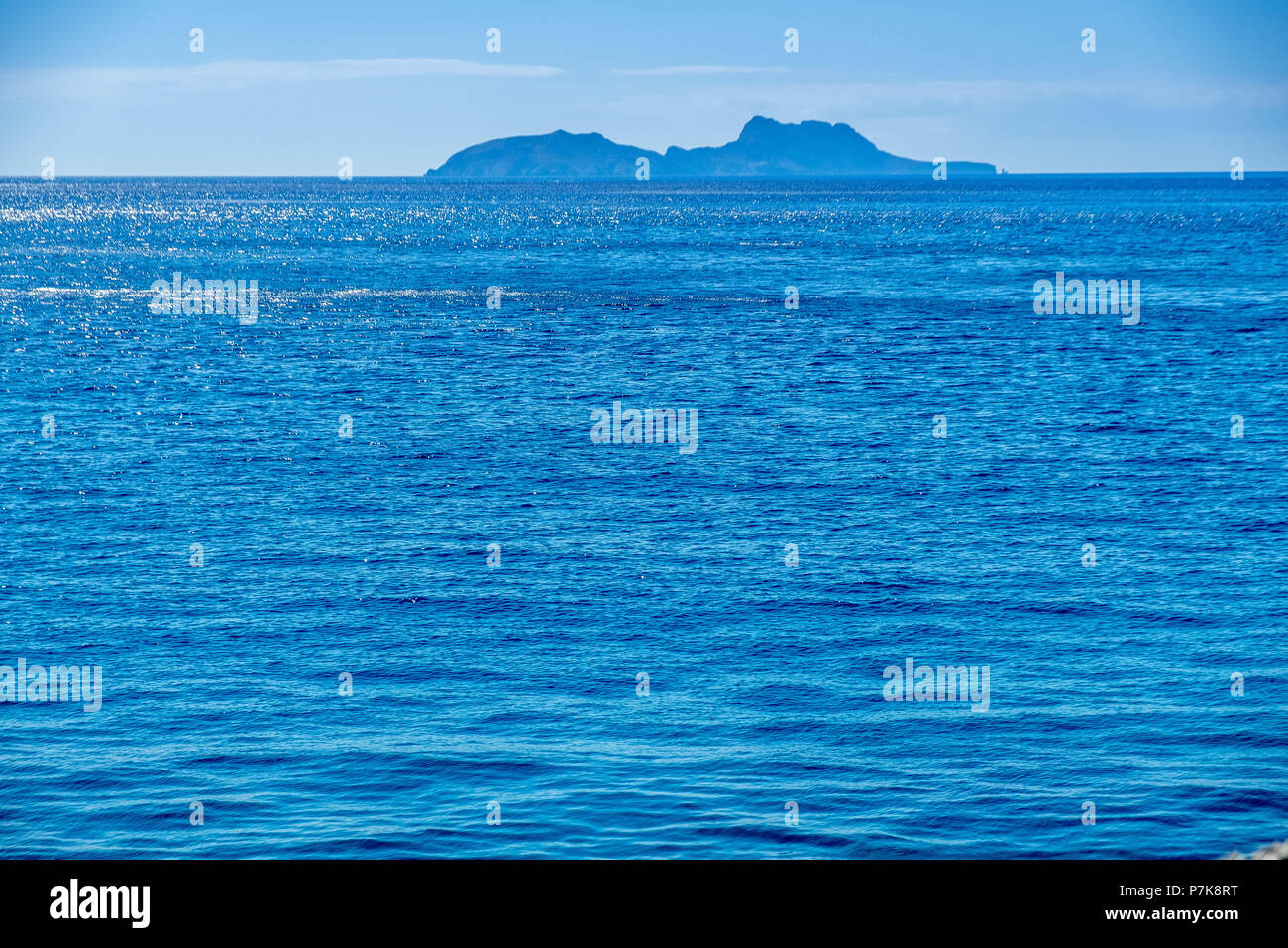 Paxmadia Island dans le bleu de la mer en face d'Agia Galini en Crète du sud, Crète, Grèce, Europe, Grèce Banque D'Images