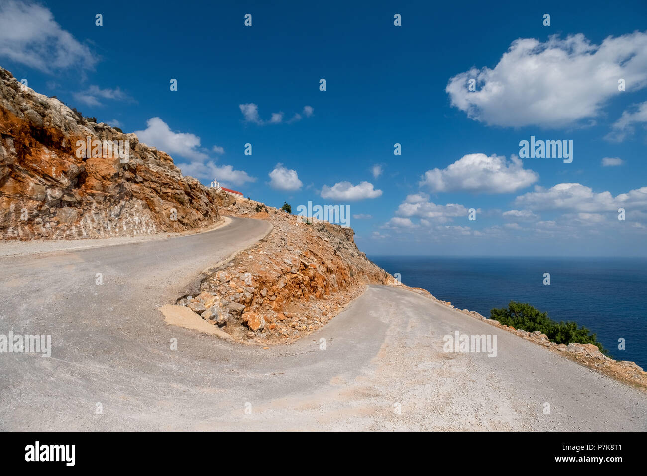 La serpentine, route raide de seitan limania plage, courbe raide, chemin de terre, caché echelle bay, Chania, Crete, Greece, Europe Banque D'Images