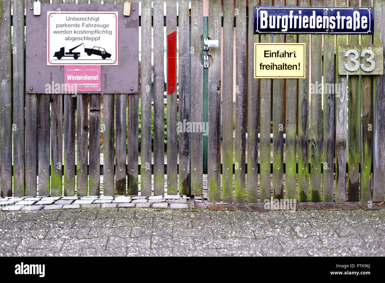 Beaucoup de différents panneaux de circulation sur la clôture en bois de l'allée, Banque D'Images
