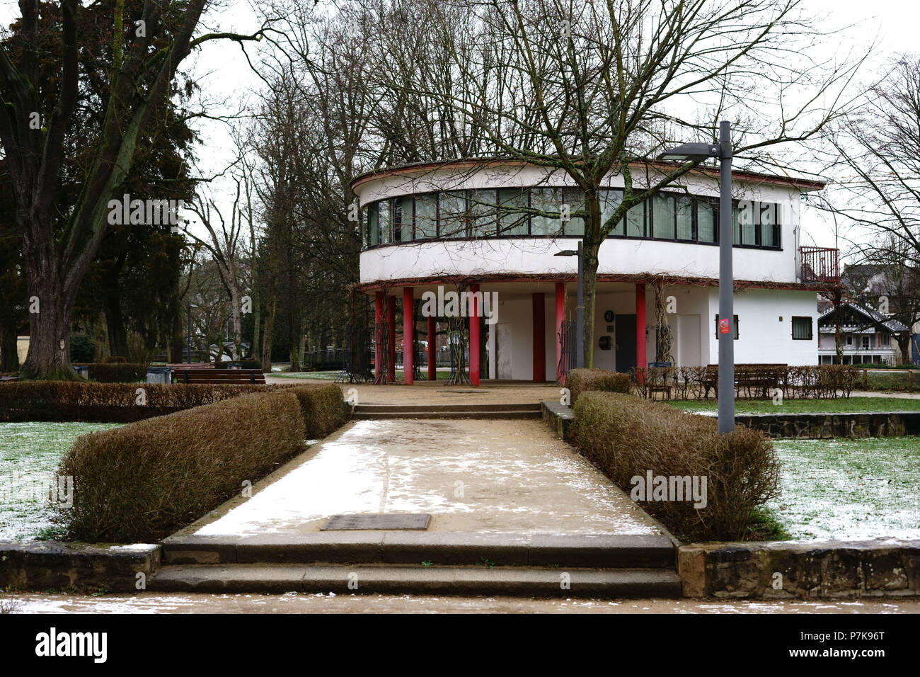 Le style Bauhaus-pavillon dans le Brentanopark Rödelheim à Francfort en hiver, Banque D'Images