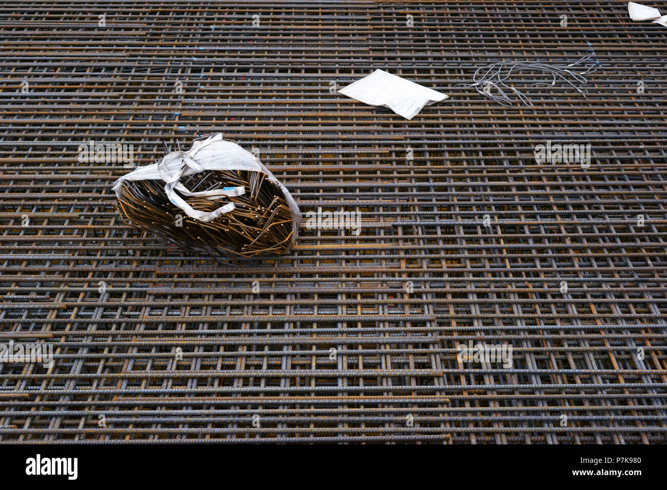 Close-up de barres d'acier et les treillis en acier relié à un mesh pour béton armé, Banque D'Images