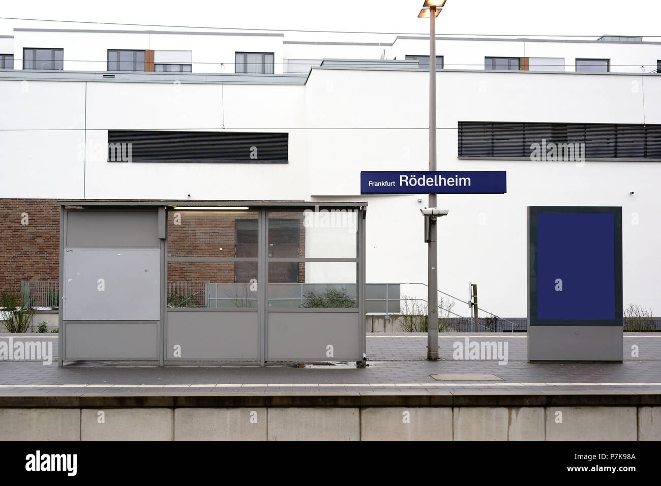 Plate-forme et un nouveau refuge de la station de S-Bahn à Rödelheim, Francfort Banque D'Images