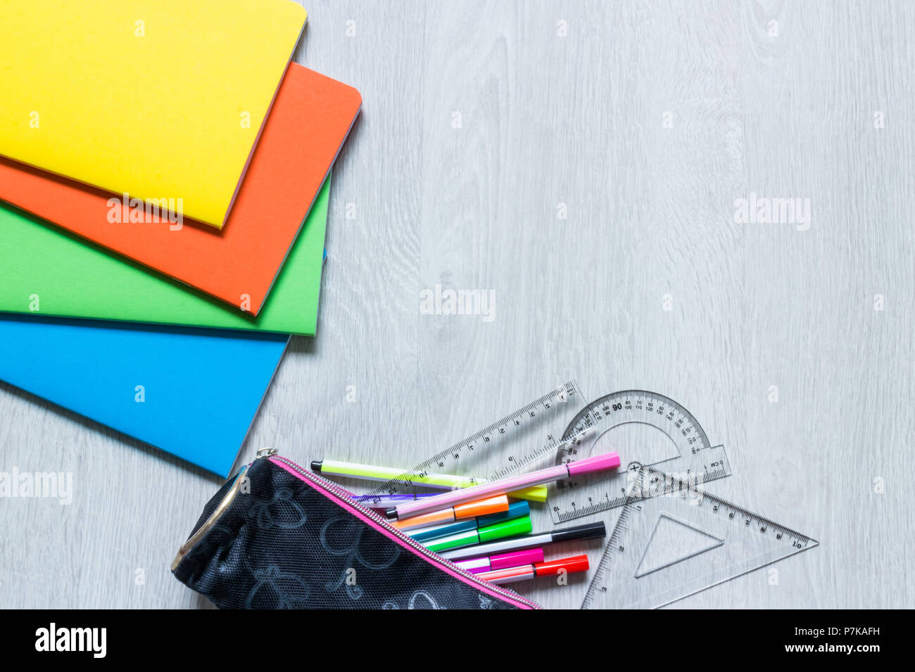 Les ordinateurs portables colorés sur fond de bois blanc et crayons avec modèle Banque D'Images