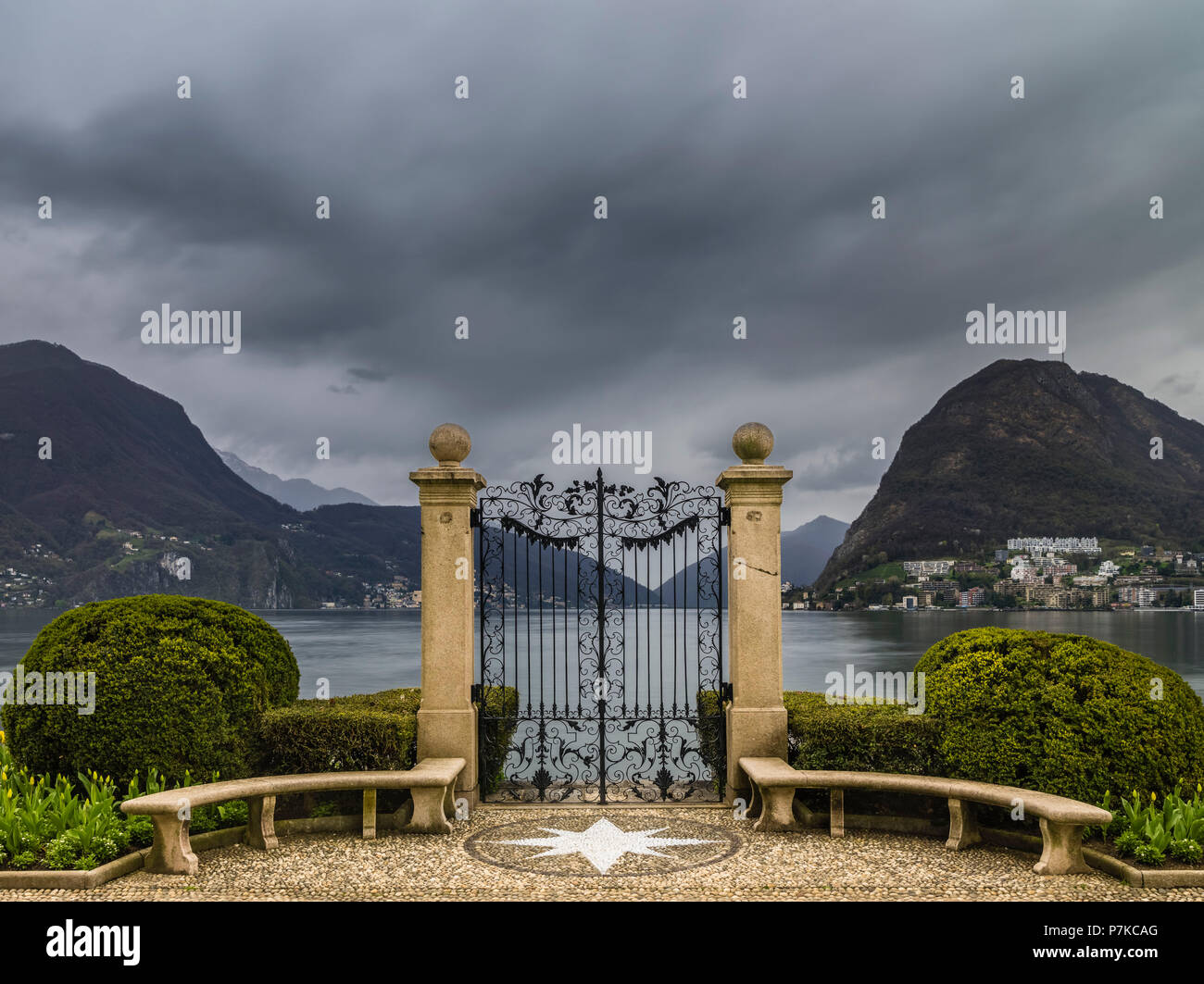 Gate sur les rives du lac de Lugano Banque D'Images