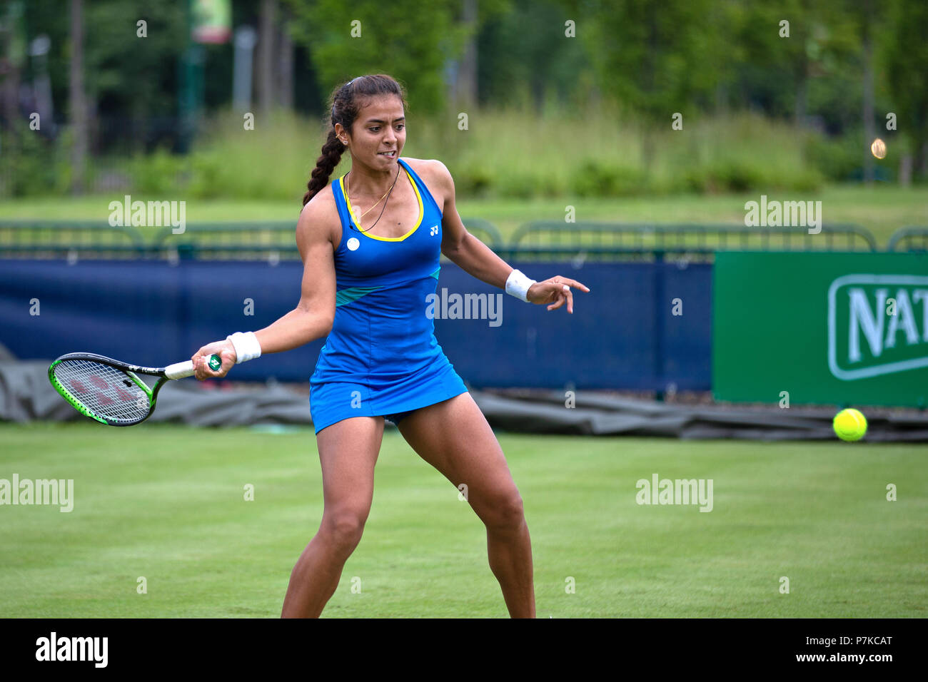 Ankita Raina, joueur de tennis professionnel, l'Inde se prépare à jouer une balle en coup droit de son adversaire au cours de la vallée de la Nature 2018 Ouvrir dans Nottingham, Royaume-Uni. Banque D'Images