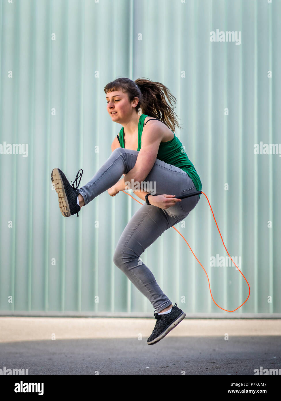 Adolescent la corde à sauter, 18 ans, femme, l'environnement urbain Banque D'Images