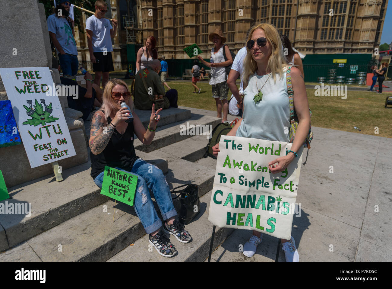 Londres, Royaume-Uni. 6e juillet 2018. Membres du groupe "nous les soussignés ont le droit légal d'utiliser le cannabis les vieux palais, à l'appui de la main-d'ouest Newport député Paul Flynn's Proposition de loi tendant à autoriser l'usage médical du cannabis devrait être débattu cet après-midi. Objections des députés a empêché le débat et il a été repoussé jusqu'en octobre. Crédit : Peter Marshall/Alamy Live News Banque D'Images