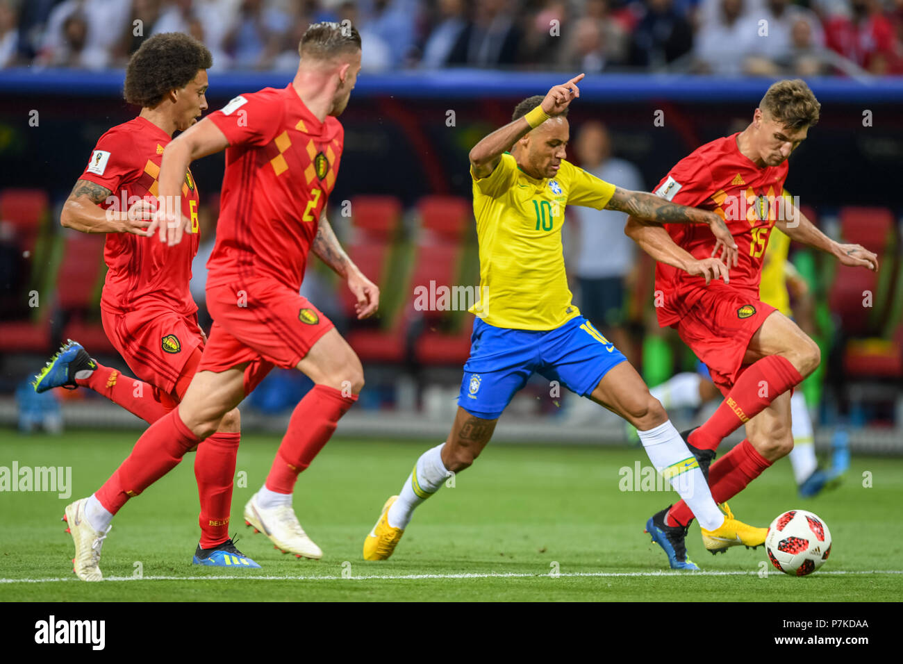Juillet 06, 2018 : Thomas Meunier de la Belgique en tenant le ballon de Neymar du Brésil à Kazan stade lors des quarts de finale entre le Brésil et la Belgique lors de la Coupe du Monde 2018. Ulrik Pedersen/CSM Banque D'Images