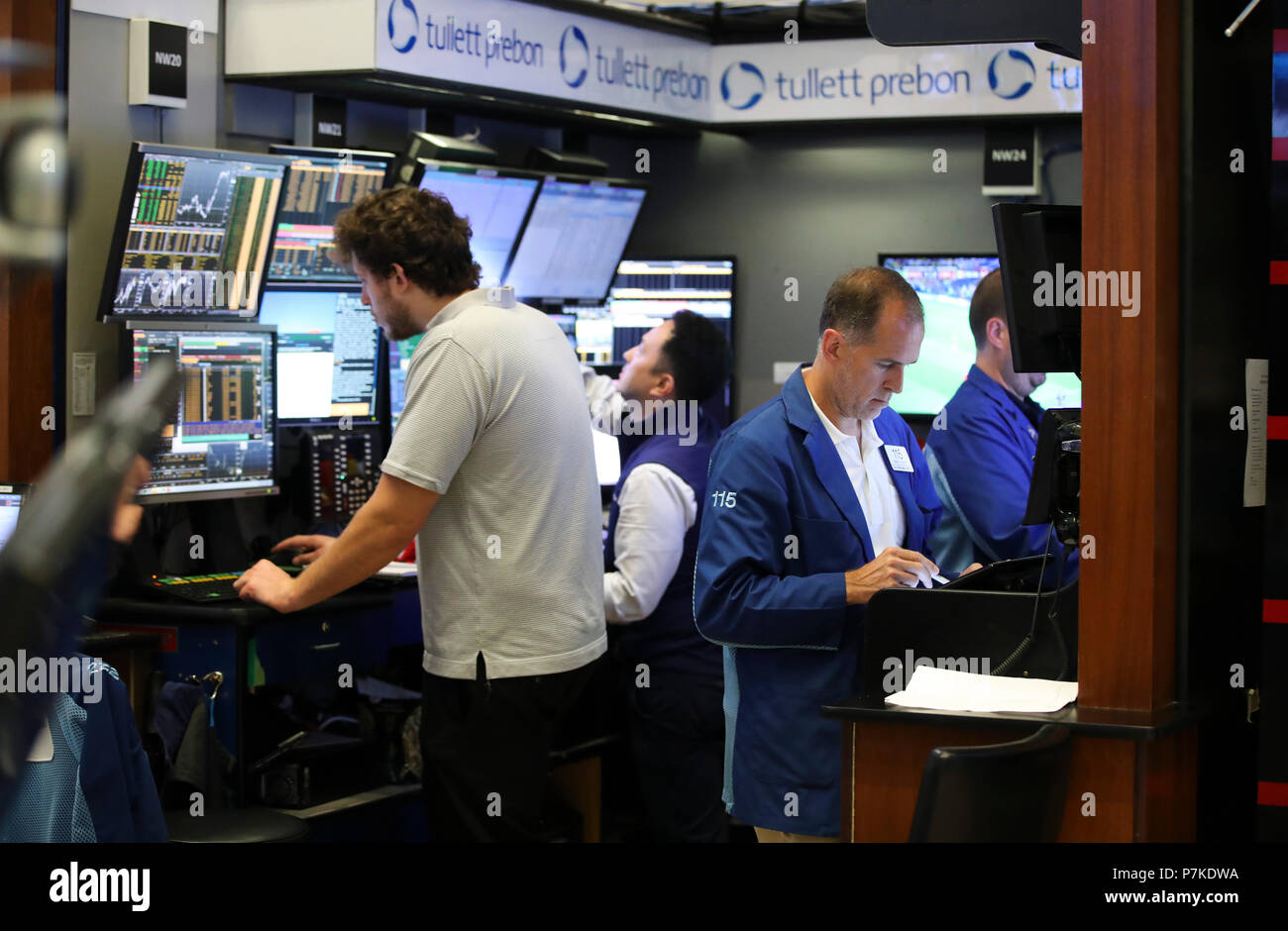 New York, USA. 6 juillet, 2018. Traders travailler à la Bourse de New York à New York, États-Unis, 6 juillet 2018. Stocks américains terminé plus haut vendredi, les investisseurs ont applaudi mieux que prévu des données des travaux. Le Dow Jones Industrial Average a augmenté de 99,74 points, ou 0,41  %, à 24 456,48. Le S&P 500 a gagné 23,21 points, ou 0,85  %, à 2 759,82. L'indice composé Nasdaq sauté 101,96 points, ou 1,34  %, à 7 688,39. Credit : Wang Ying/Xinhua/Alamy Live News Banque D'Images