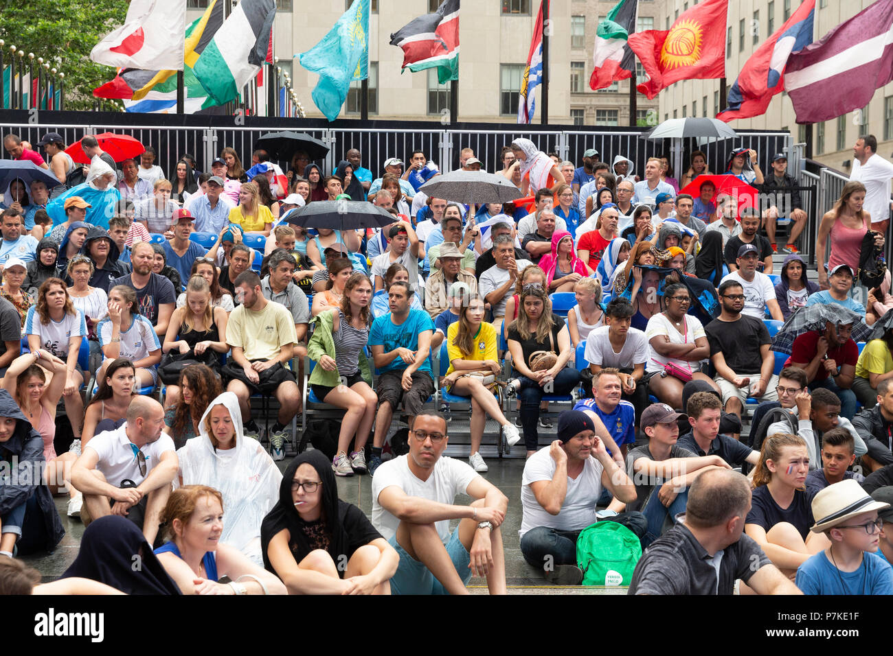 New York, NY - 6 juillet 2018 : Fans de regarder sous la pluie 2018 FIFA World Cup Match La Russie entre la France et l'Uruguay parrainé par Telemundo Deportes du Rockefeller Center Crédit : lev radin/Alamy Live News Banque D'Images