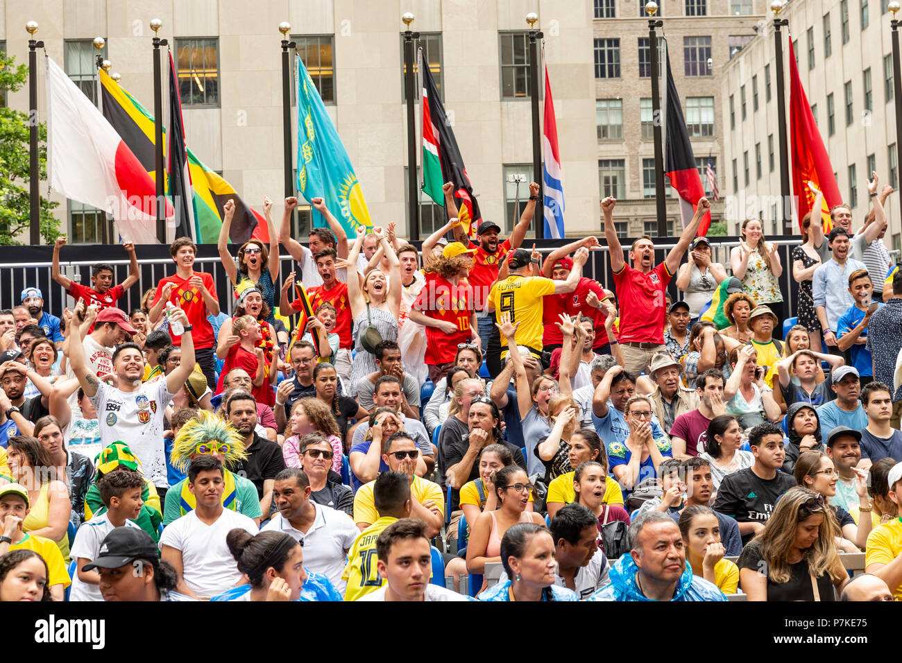 New York, USA. 6e juillet 2018. Belgique fans réagir regarder la Coupe du Monde FIFA 2018 match entre le Brésil et la Russie Belgique parrainé par Telemundo Deportes du Rockefeller Center Crédit : lev radin/Alamy Live News Banque D'Images