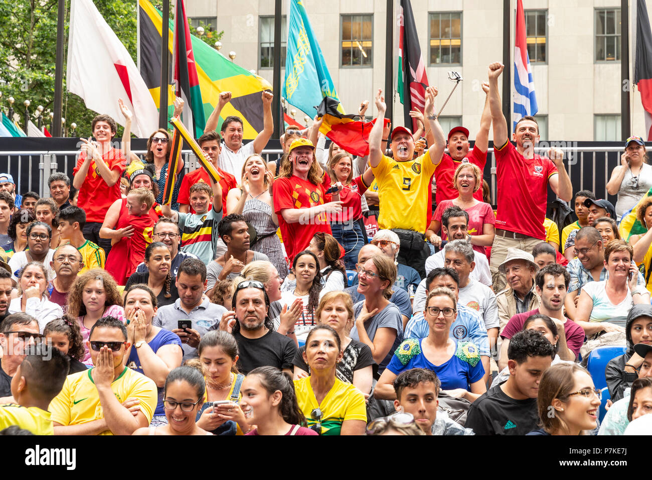 New York, USA. 6e juillet 2018. Belgique fans réagir regarder la Coupe du Monde FIFA 2018 match entre le Brésil et la Russie Belgique parrainé par Telemundo Deportes du Rockefeller Center Crédit : lev radin/Alamy Live News Banque D'Images