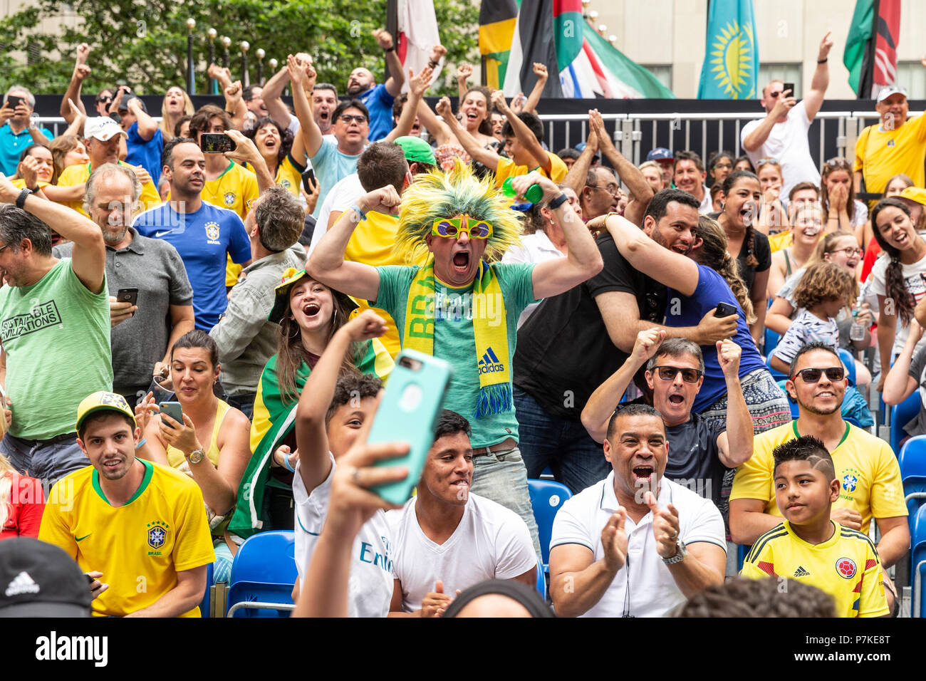 New York, USA. 6e juillet 2018. Fans brésiliens réagir regarder la Coupe du Monde FIFA 2018 match entre le Brésil et la Russie Belgique parrainé par Telemundo Deportes du Rockefeller Center Crédit : lev radin/Alamy Live News Banque D'Images