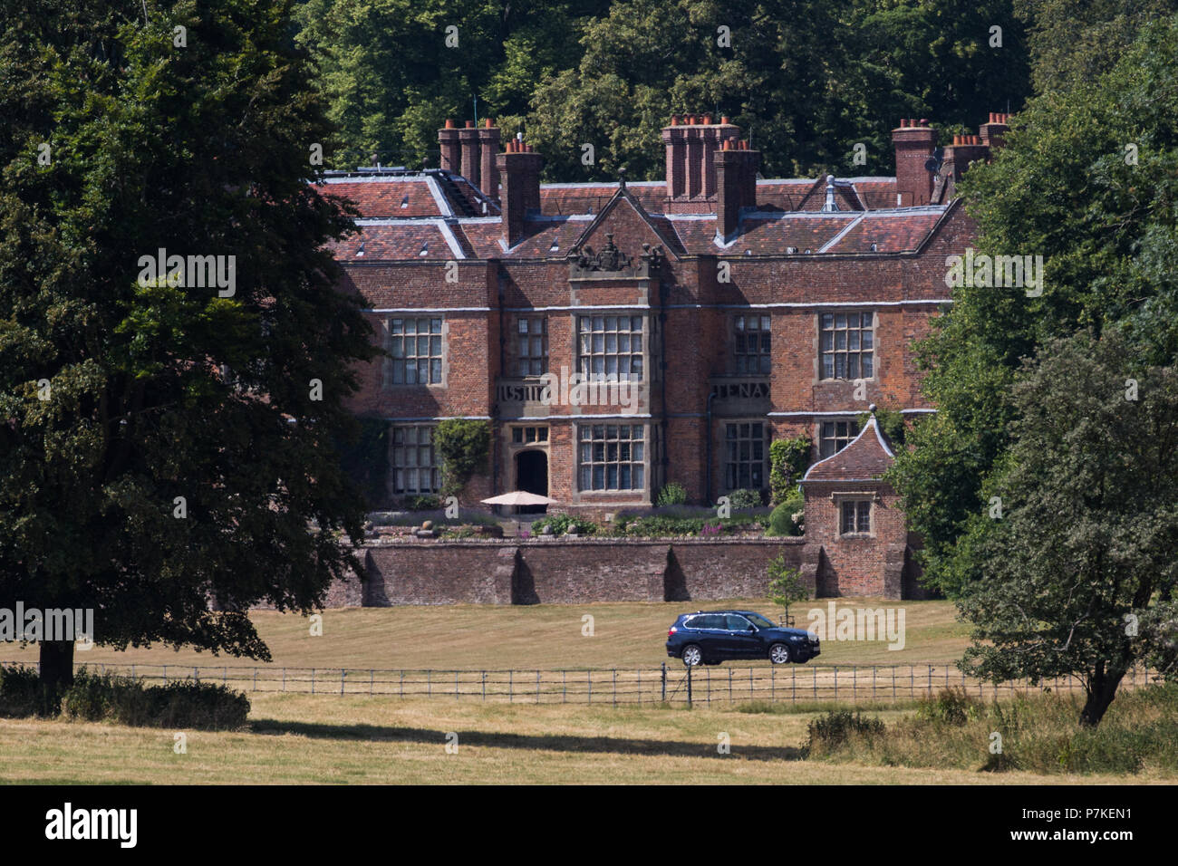 Princes Risborough, UK. 6 juillet, 2018. Chequers, le Premier Ministre, la résidence officielle du pays au cours d'une réunion au sommet du crunch Theresa Mai et son Cabinet de débattre et d'essayer de statuer sur la proposition du Royaume-Uni Brexit de ses relations futures avec l'Union européenne. Le premier ministre a présenté un nouveau "troisième voie" en matière de douanes connu sous le nom de "facilité" arrangement des douanes (AFD). Certains rapports suggèrent que les taxis sont en attente pour les ministres à défaut de convenir d'un plan durant le sommet d'aujourd'hui. Credit : Mark Kerrison/Alamy Live News Banque D'Images