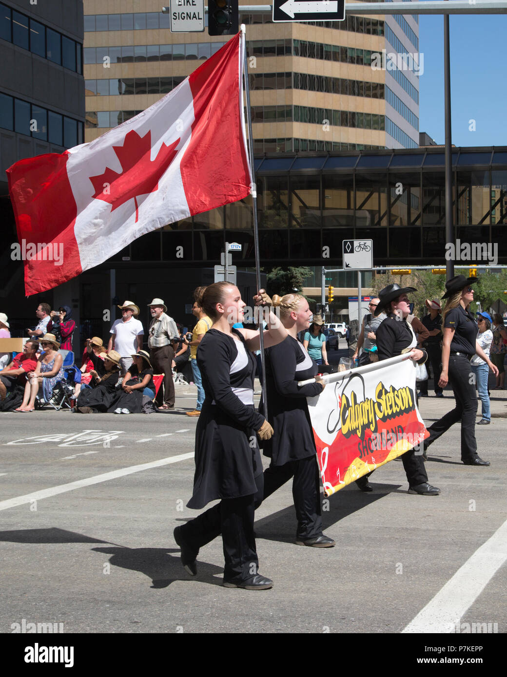 Calgary, Canada. 6 juillet, 2018. Femme portant un drapeau canadien marches pour Calgary Stetson Showband Défilé du Stampede de Calgary. Le défilé dans le centre-ville commence le Stampede de Calgary chaque année. Rosanne Tackaberry/Alamy Live News Banque D'Images