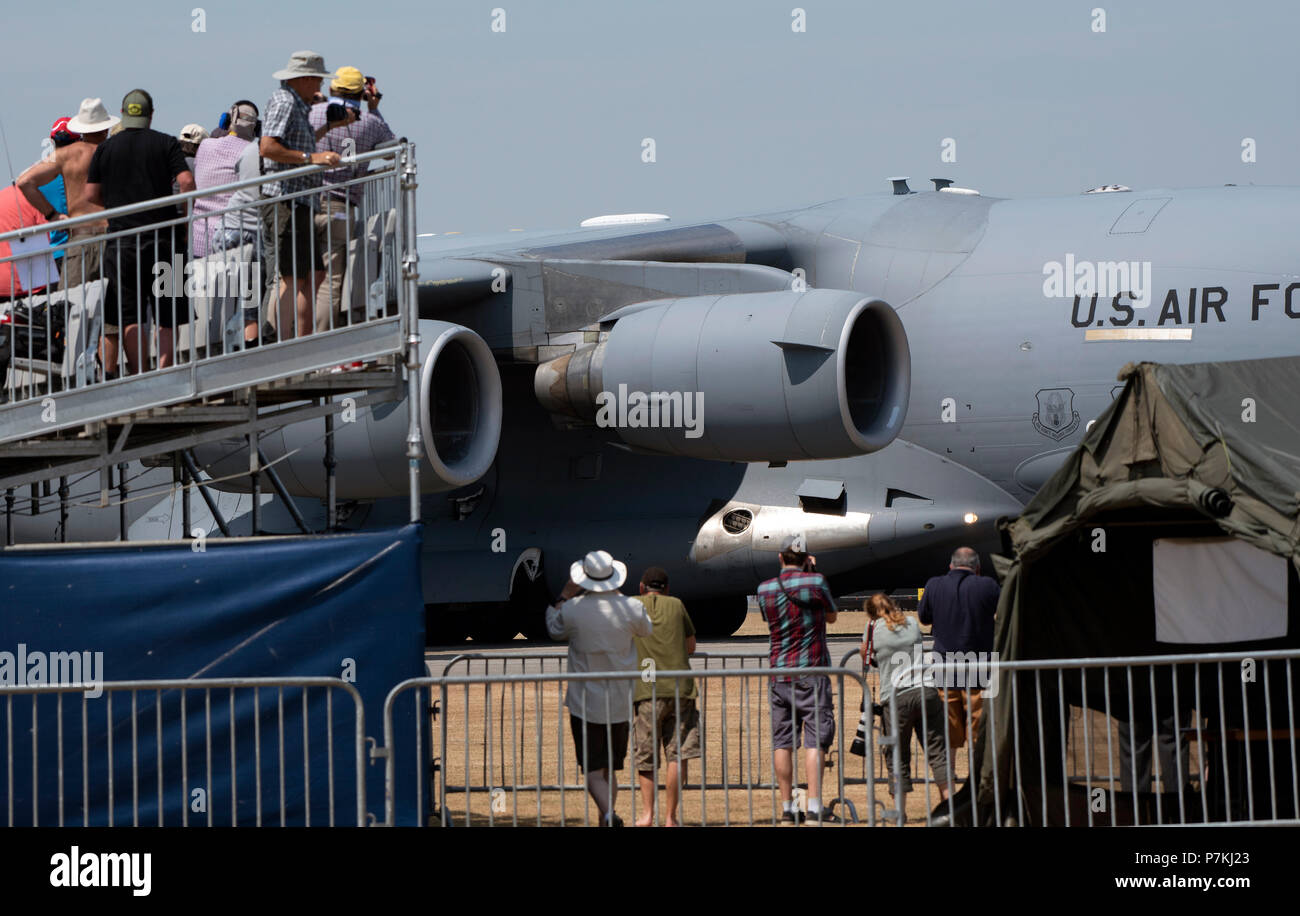 Yeovilton Royal Naval Air Station, Somerset, Royaume-Uni. Les spectateurs regardent l'arrivée d'un C17 Globemaster jet de l'US Air Force. Banque D'Images