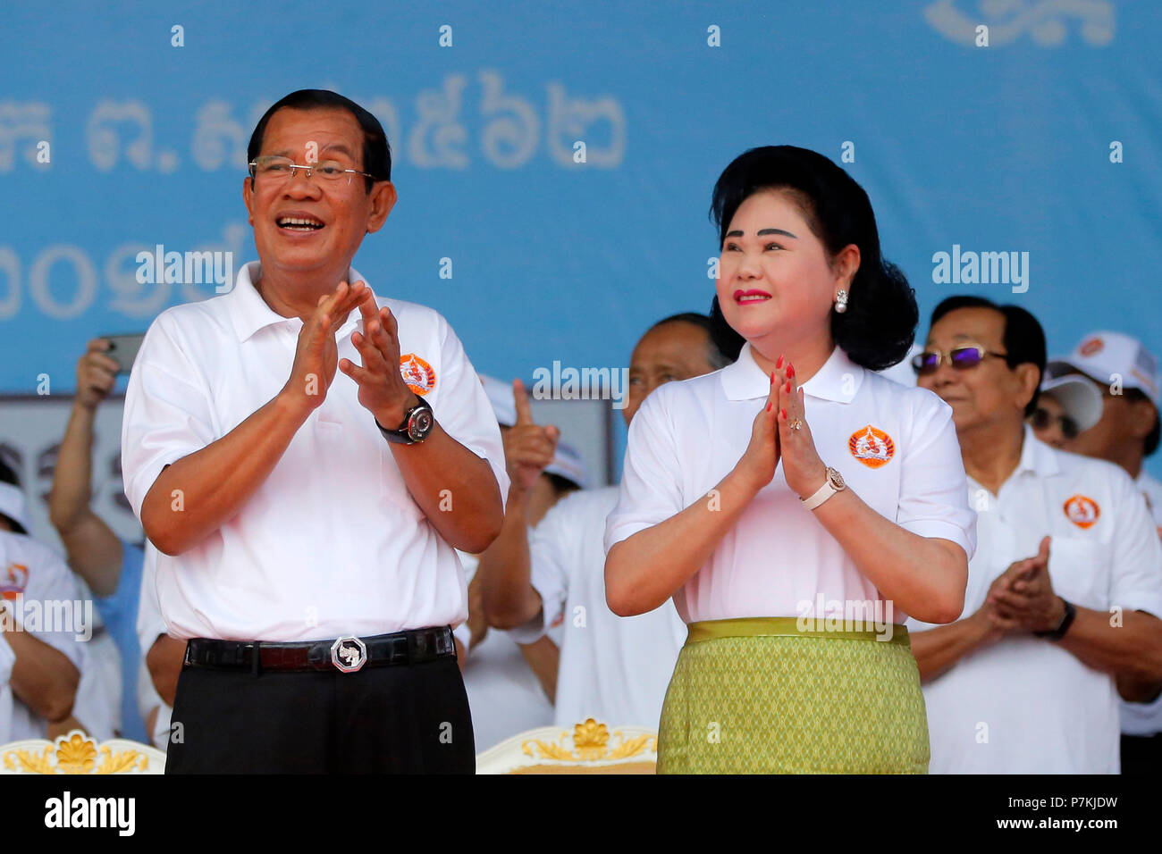 Phnom Penh, Cambodge. 7 juillet, 2018. Le Premier ministre cambodgien Samdech Techo Hun Sen (L), président du parti du peuple cambodgien (PPC), et son épouse Bun Rany assister à une campagne électorale à Phnom Penh, Cambodge, le 7 juillet 2018. Les partis politiques cambodgiens a lancé une campagne de trois semaines, le samedi 29 juillet pour l'élection générale. Credit : Phearum/Xinhua/Alamy Live News Banque D'Images