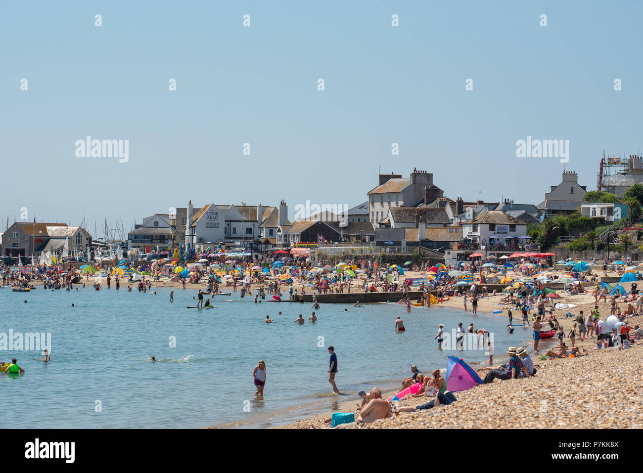 Lyme Regis, dans le Dorset, UK. 7 juillet 2018. Météo France : le soleil brûlant à Lyme Regis. Sunseekers affluent à la plage bondée dans la station balnéaire de Lyme Regis cet après-midi pour profiter encore plus de week-end sex soleil et ciel bleu clair sur ce qui est défini pour la journée la plus chaude de l'année jusqu'à présent. Credit : Celia McMahon/Alamy Live News Banque D'Images