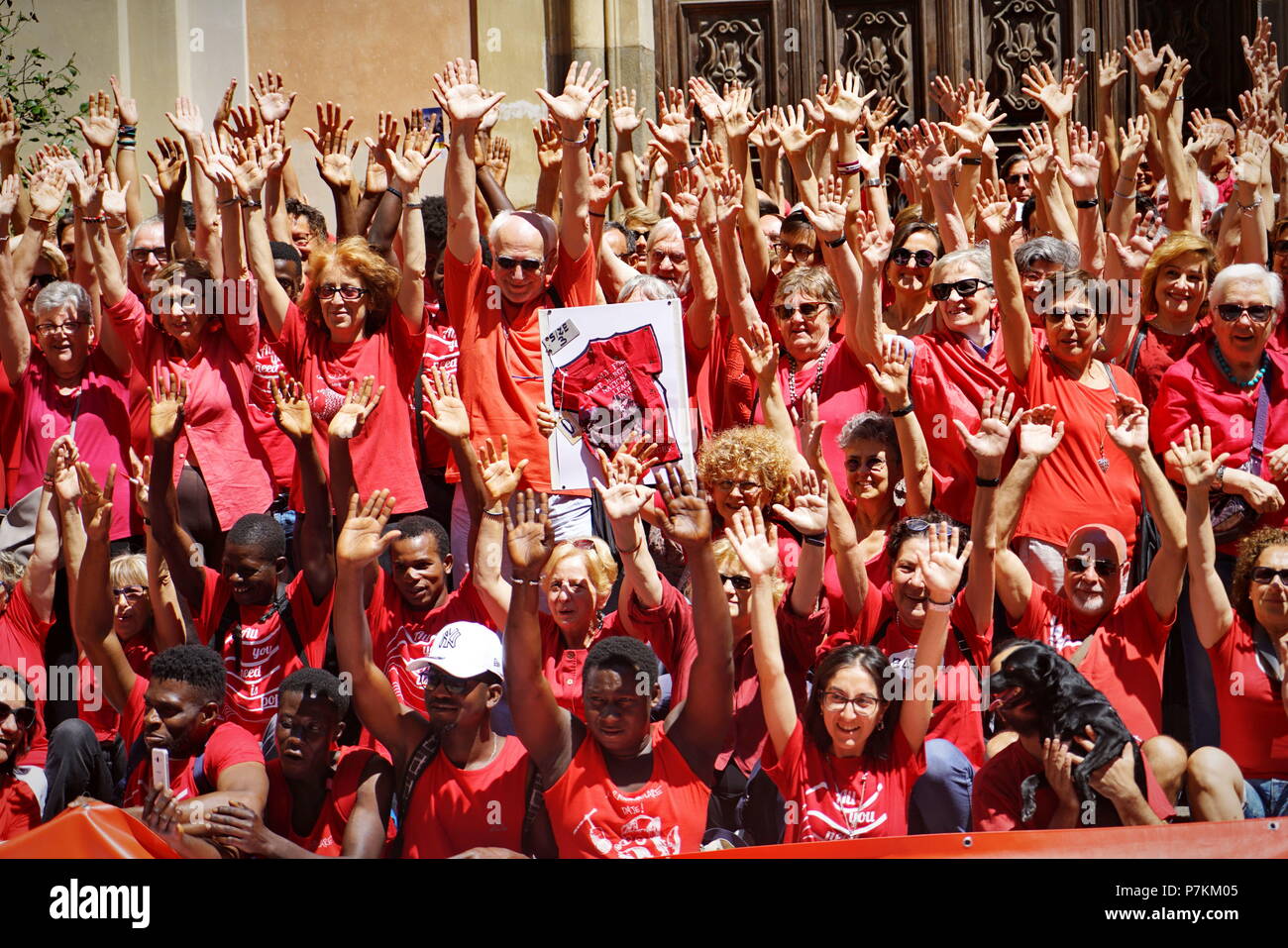 TURIN, ITALIE 7 Juillet 2018 : flash mob "UN T-shirt rouge pour arrêter le saignement de l'humanité". Flash mob qui a eu lieu au même moment dans toute l'Italie pour manifester en faveur des migrants, en particulier les enfants. Le rouge est la couleur de la shirts d'enfants qui meurent en mer pour rejoindre l'Europe. De rouge étaient habillés les trois enfants se sont noyés et dont les corps sans vie ont été retrouvés le 29 juin dernier en face de la côtes libyennes. De rouge sera plus habillé par les mères, dans l'espoir que, dans le cas de naufrage, cette couleur me rappelle l'attention des sauveteurs.Crédit : Michele D'Ottavio/Alamy Live News Banque D'Images