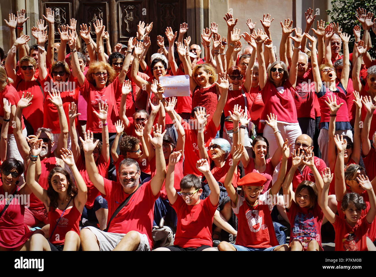 TURIN, ITALIE 7 Juillet 2018 : flash mob "UN T-shirt rouge pour arrêter le saignement de l'humanité". Flash mob qui a eu lieu au même moment dans toute l'Italie pour manifester en faveur des migrants, en particulier les enfants. Le rouge est la couleur de la shirts d'enfants qui meurent en mer pour rejoindre l'Europe. De rouge étaient habillés les trois enfants se sont noyés et dont les corps sans vie ont été retrouvés le 29 juin dernier en face de la côtes libyennes. De rouge sera plus habillé par les mères, dans l'espoir que, dans le cas de naufrage, cette couleur me rappelle l'attention des sauveteurs.Crédit : Michele D'Ottavio/Alamy Live News Banque D'Images