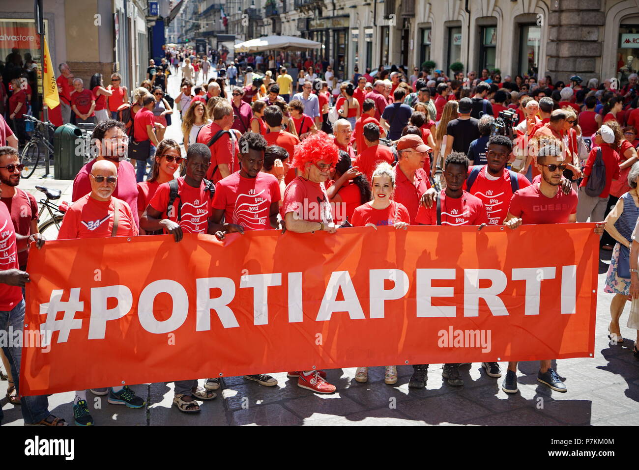 TURIN, ITALIE 7 Juillet 2018 : flash mob "UN T-shirt rouge pour arrêter le saignement de l'humanité". Flash mob qui a eu lieu au même moment dans toute l'Italie pour manifester en faveur des migrants, en particulier les enfants. Le rouge est la couleur de la shirts d'enfants qui meurent en mer pour rejoindre l'Europe. De rouge étaient habillés les trois enfants se sont noyés et dont les corps sans vie ont été retrouvés le 29 juin dernier en face de la côtes libyennes. De rouge sera plus habillé par les mères, dans l'espoir que, dans le cas de naufrage, cette couleur me rappelle l'attention des sauveteurs.Crédit : Michele D'Ottavio/Alamy Live News Banque D'Images