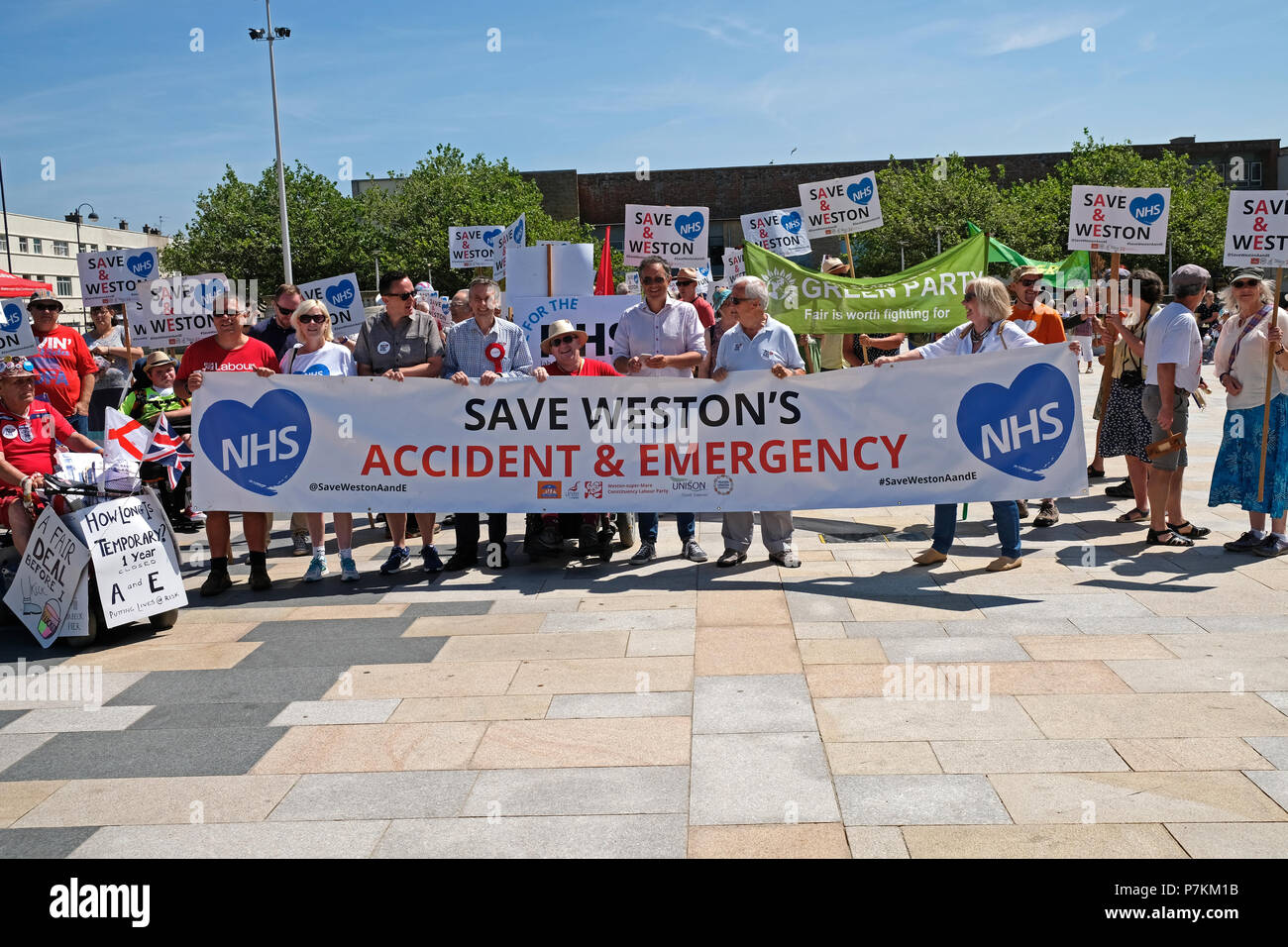 Weston-super-Mare, Royaume-Uni. 7 juillet, 2018. Les manifestants protestent contre la fermeture du jour au lendemain de l'accident et d'urgence de l'Hôpital général de Weston. En dépit des assurances que la fermeture n'est qu'une mesure temporaire, il a été en vigueur depuis juillet 2017, et beaucoup de gens dans la région sont préoccupés par le fait qu'il est le prélude à d'autres compressions. Keith Ramsey/Alamy Live News Banque D'Images