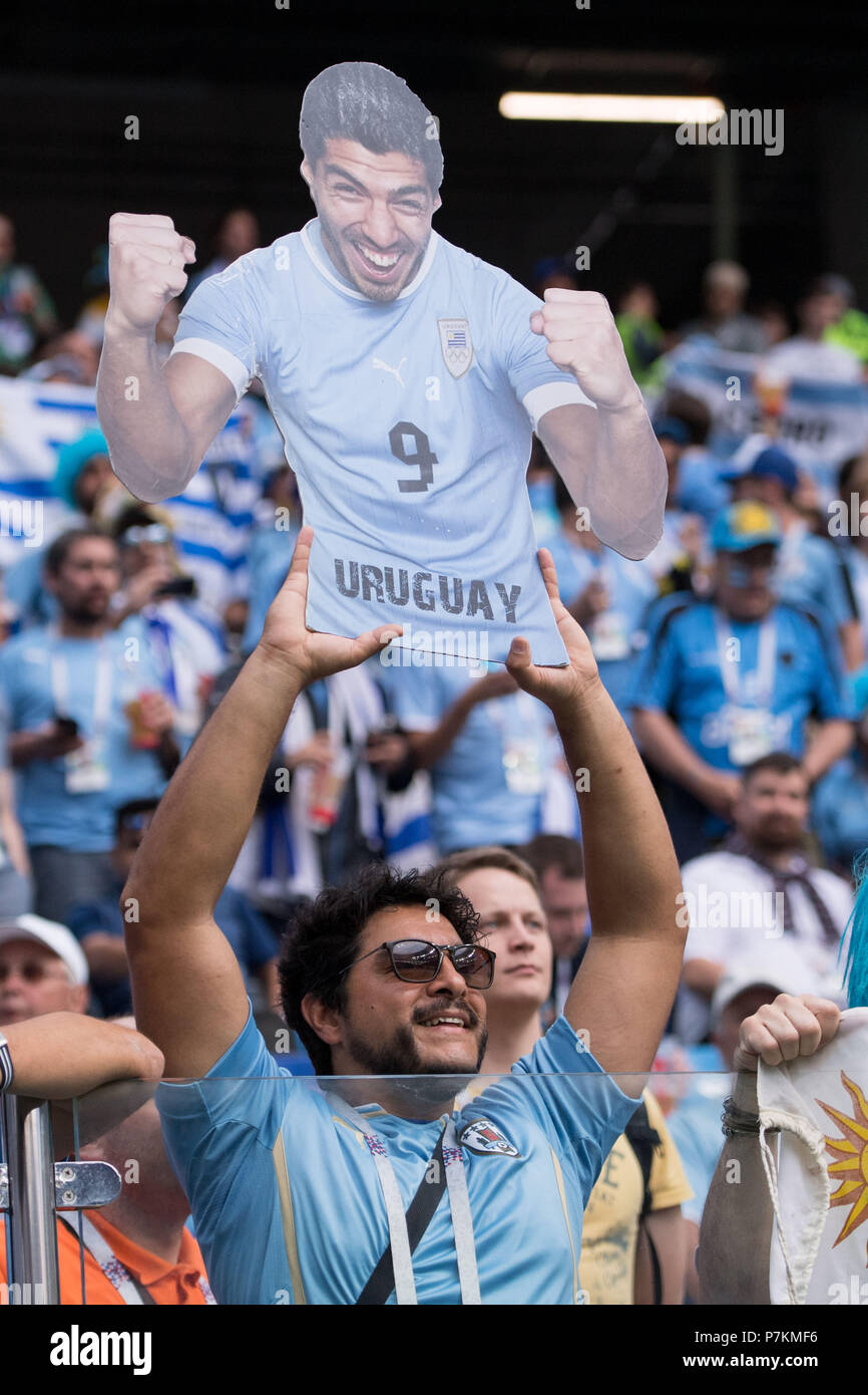 Nizhny Novgorod, Russie. 6e juillet 2018. Un ventilateur uruguayen est titulaire d'une boîte en carton de Luis Suarez, fa #  #  la moitié de la figure, la moitié de la figure, portrait, l'Uruguay (URU) - France (FRA) 0-2, quarts de finale, match 57, le 06.07.2018 à Nizhny Novgorod ; Coupe du Monde de Football 2018 en Russie à partir de la 14.06. - 15.07.2018. | conditions dans le monde entier : dpa Crédit photo alliance/Alamy Live News Banque D'Images