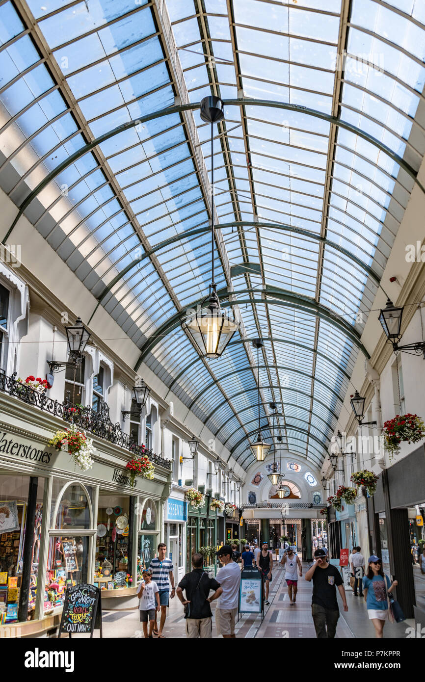 Bournemouth, Royaume-Uni. 7 juillet 2018. Shopping à Bournemouth pendant la vague de chaleur du mois de juillet. Crédit : Thomas Faull / Alamy Live News Banque D'Images